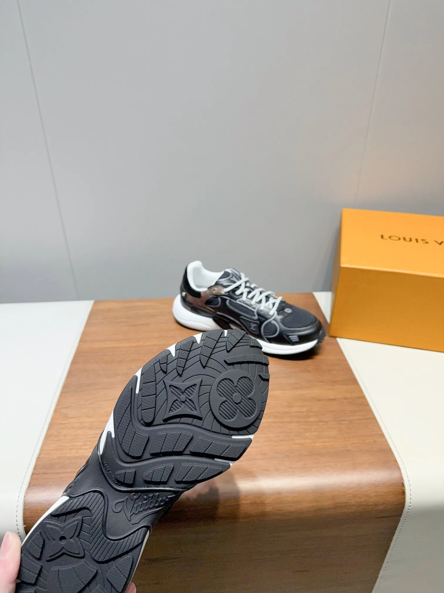 👟👟Ex-factory price 680👟👟 Men's size +10 LV Louis Vuitton OLYMPIA couple's sneakers. Purchased two pairs of Taikoo Hui RMB 18,200 to develop and reproduce. All details are correct. This model L Olympia sneakers combine mesh fabric and metallic synthetic leather and other technical fabrics to reinterpret the classic running shoe design with a neat and simple design. Lightweight EVA outsole provides a stretchy ride. Rich details such as Monogram embossing and presbyopic letters establish recognition. Mixed material embossing on the upper. Louis Vuitton elements on the laces. Original molded EVA. Outsole decorated with Monogram flowers. Size: 35-40 for women and 39-44 for men (40 for women and 45 for men are custom-made and cannot be returned or exchanged)